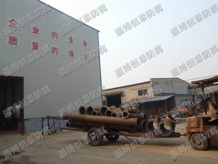 公司鉚焊車間（左），精工四氟車間（右）